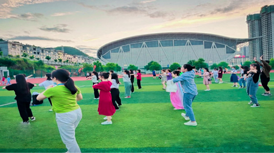 经管学院“舞动青春”主题活动在足球场精彩上演(图2) 经管学院“舞动青春”主题活动在足球场精彩上演(图2)