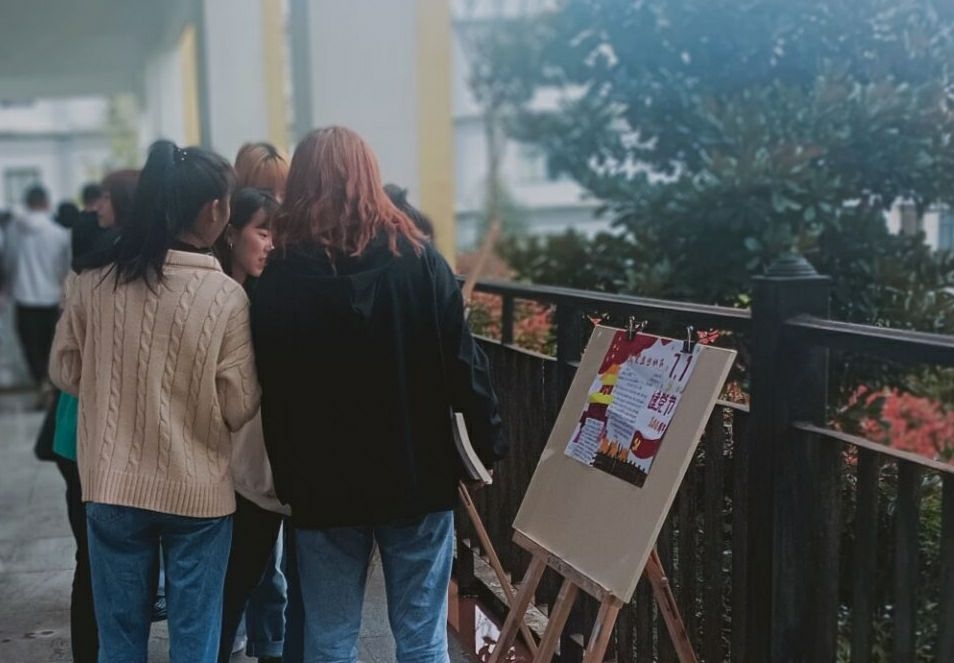 经济与管理学院组织开展“建党一百周年”手抄报展览活动(图1) 经济与管理学院组织开展“建党一百周年”手抄报展览活动(图1)