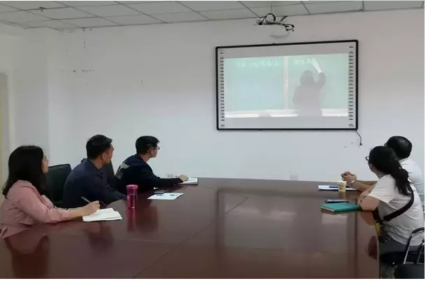 思想政治教学部集中收看首届全国高校思想政治理论课现场教学展示网络直播(图1) 思想政治教学部集中收看首届全国高校思想政治理论课现场教学展示网络直播(图1)