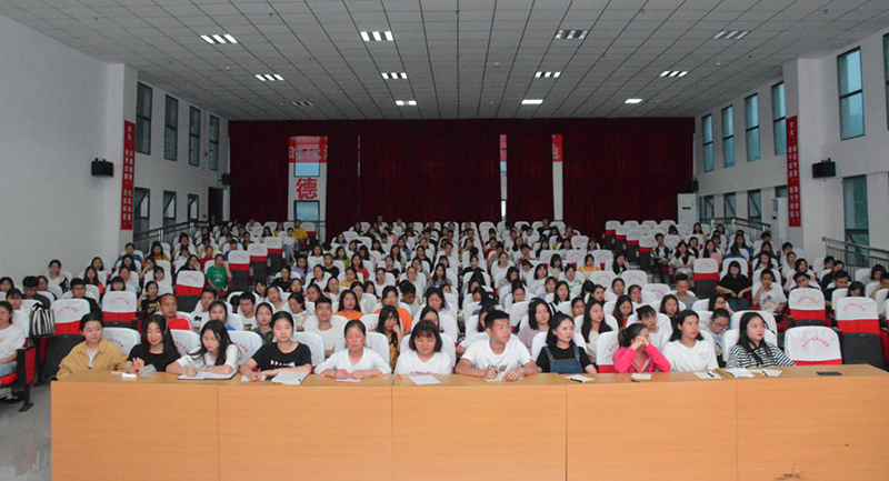 坚持“一国两制”和推进祖国统一——校党委委员、思政部部长包万洪为大学生作形势与政策专题报告(图1) 坚持“一国两制”和推进祖国统一——校党委委员、思政部部长包万洪为大学生作形势与政策专题报告(图1)