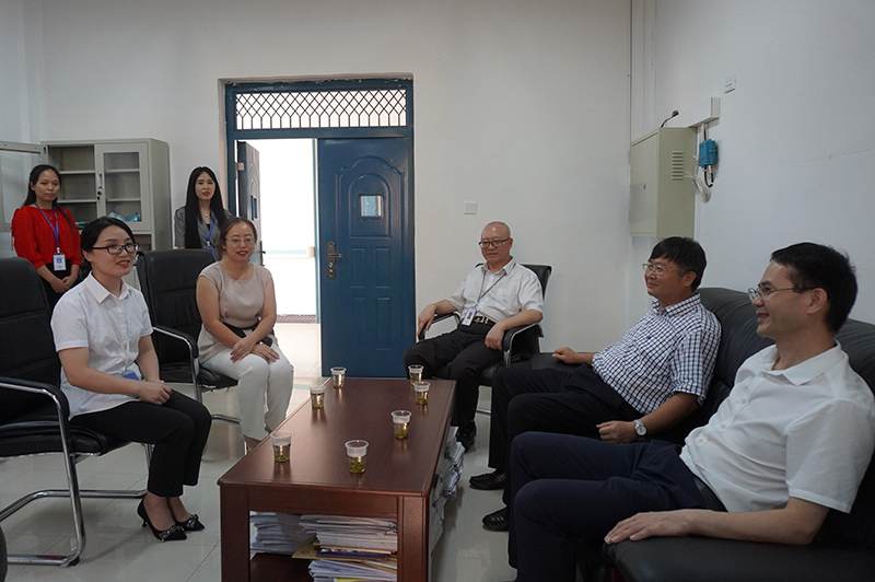 德江县常务副县长刘祖辉到今年会看望教师(图3) 德江县常务副县长刘祖辉到今年会看望教师(图3)