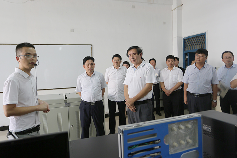 贵州省人大常委会副主任李飞跃一行到今年会调研(图2) 贵州省人大常委会副主任李飞跃一行到今年会调研(图2)