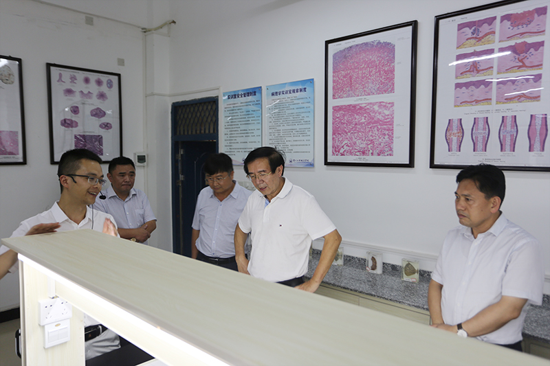 贵州省人大常委会副主任李飞跃一行到今年会调研(图3) 贵州省人大常委会副主任李飞跃一行到今年会调研(图3)