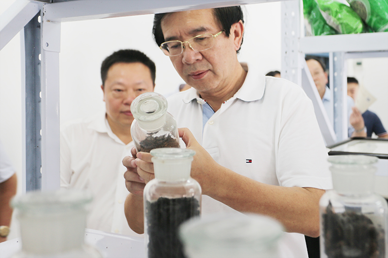 贵州省人大常委会副主任李飞跃一行到今年会调研(图4) 贵州省人大常委会副主任李飞跃一行到今年会调研(图4)