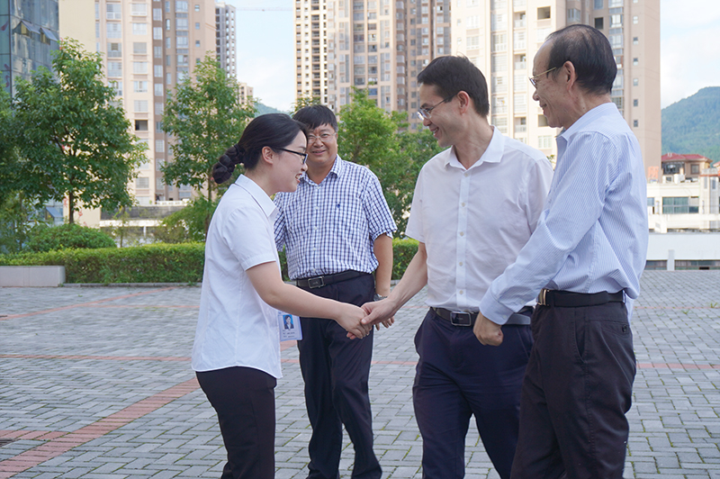 德江县常务副县长刘祖辉到今年会看望教师(图2)