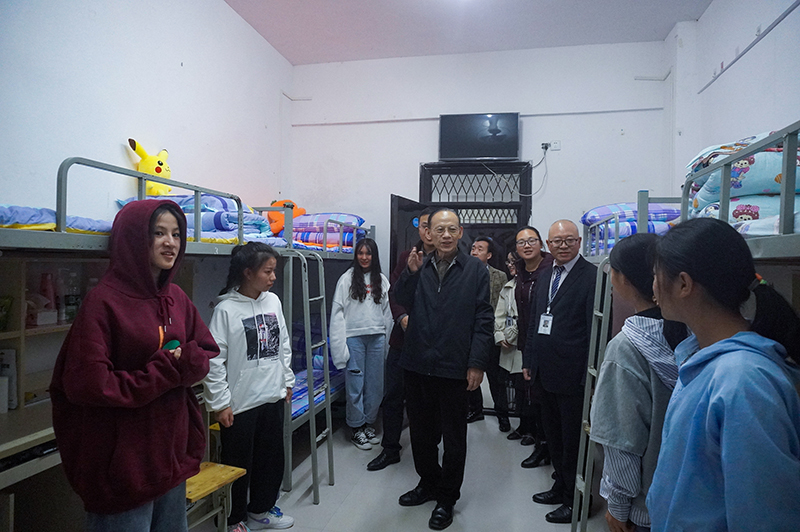校领导深入学生公寓看望2020级新同学(图1) 校领导深入学生公寓看望2020级新同学(图1)
