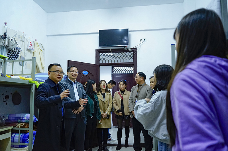 校领导深入学生公寓看望2020级新同学(图2) 校领导深入学生公寓看望2020级新同学(图2)