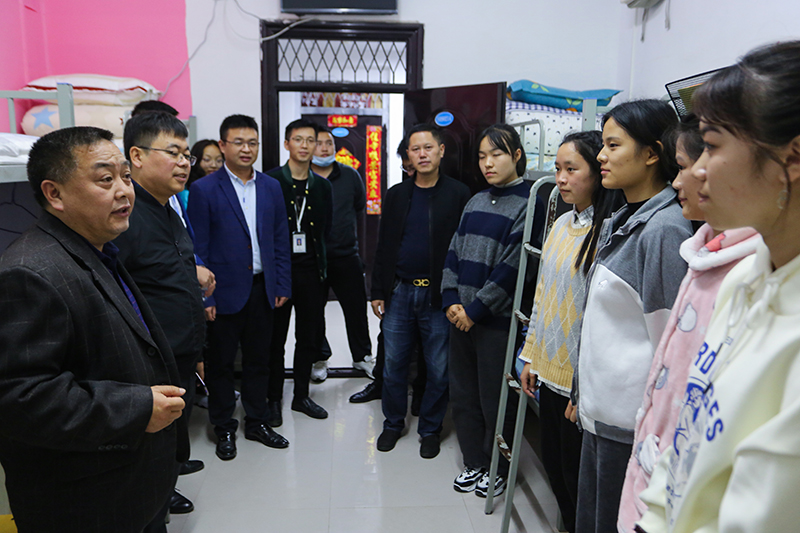 校领导深入学生公寓看望2020级新同学(图4) 校领导深入学生公寓看望2020级新同学(图4)