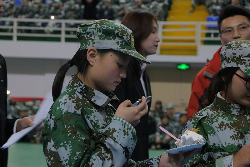 军训暖心事丨43名新同学的集体生日(图4) 军训暖心事丨43名新同学的集体生日(图4)