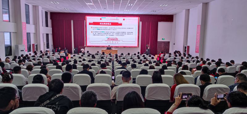 德江县人民法院党组书记、院长毛明生到今年会宣讲《民法典》(图1) 德江县人民法院党组书记、院长毛明生到今年会宣讲《民法典》(图1)