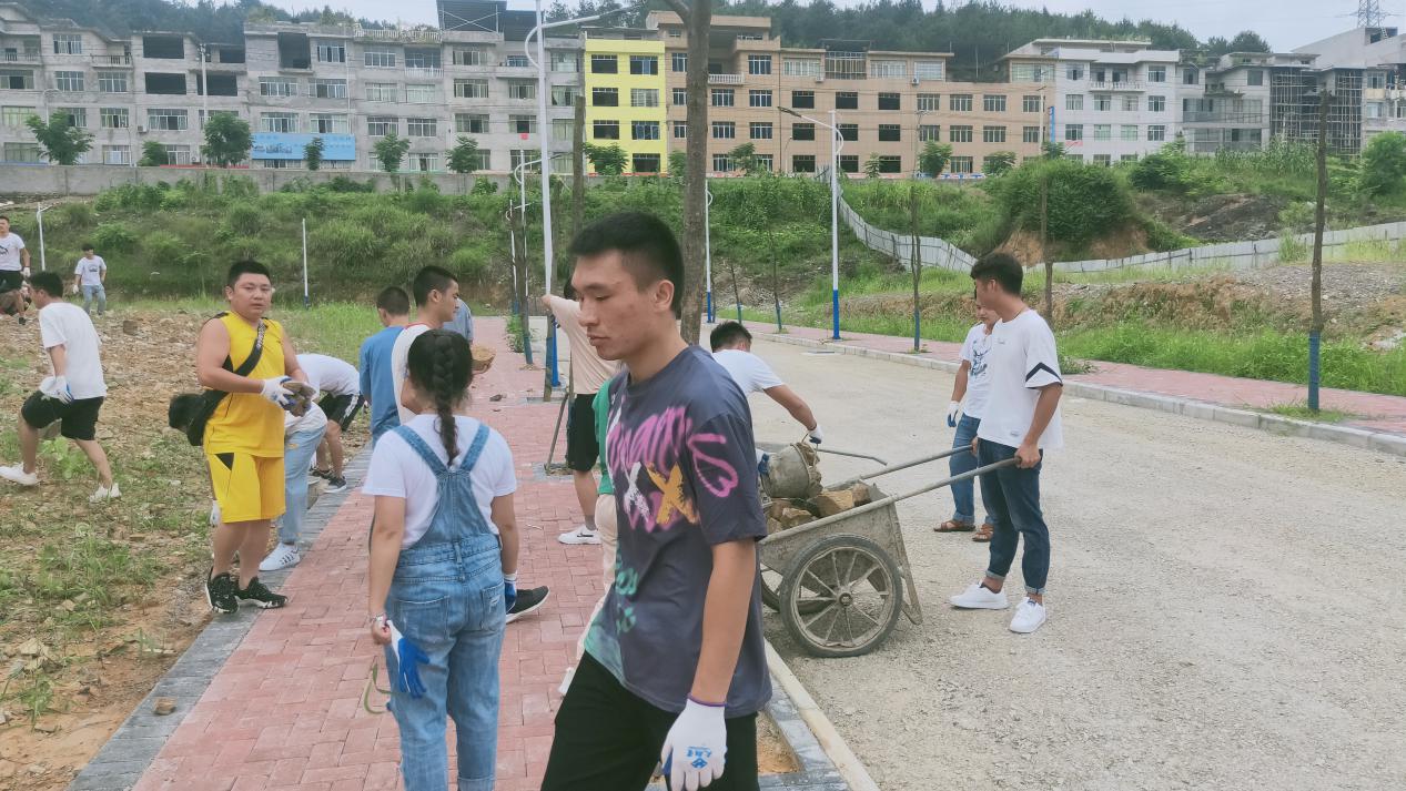 建筑工程学院毕业班学生为学校作贡献(图1) 建筑工程学院毕业班学生为学校作贡献(图1)