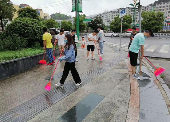 建筑工程学院团总支携手打造文明城市(图1) 建筑工程学院团总支携手打造文明城市(图1)