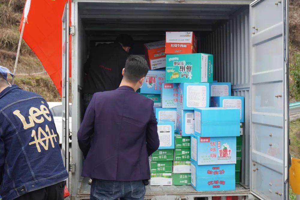 今年会jinnianhuicom下乡慰问疫情防控人员(图1)