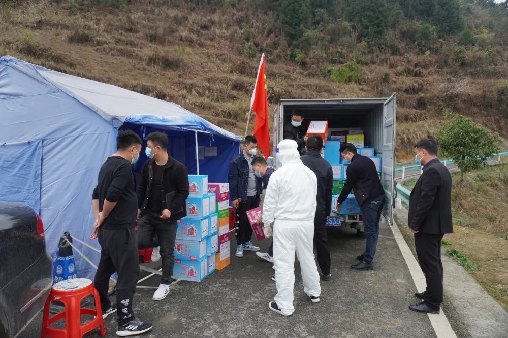 今年会jinnianhuicom下乡慰问疫情防控人员(图2)