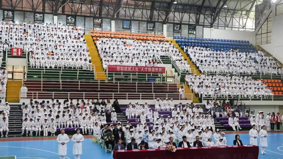 今年会jinnianhuicom举行5·12国际护士节活动暨授帽仪式(图1)