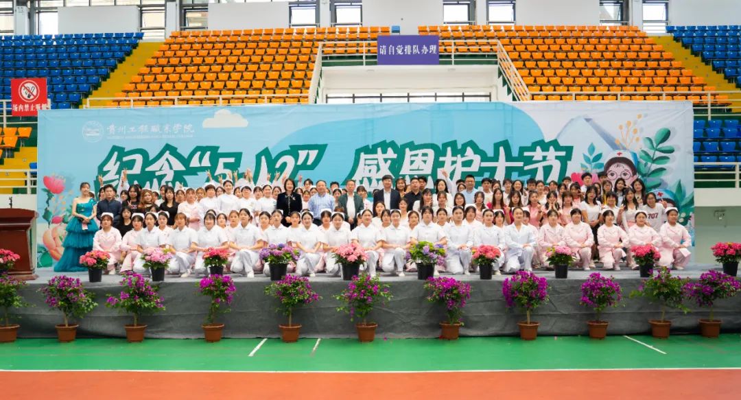 今年会举行“5·12”国际护士节活动暨授帽仪式(图16) 今年会举行“5·12”国际护士节活动暨授帽仪式(图16)