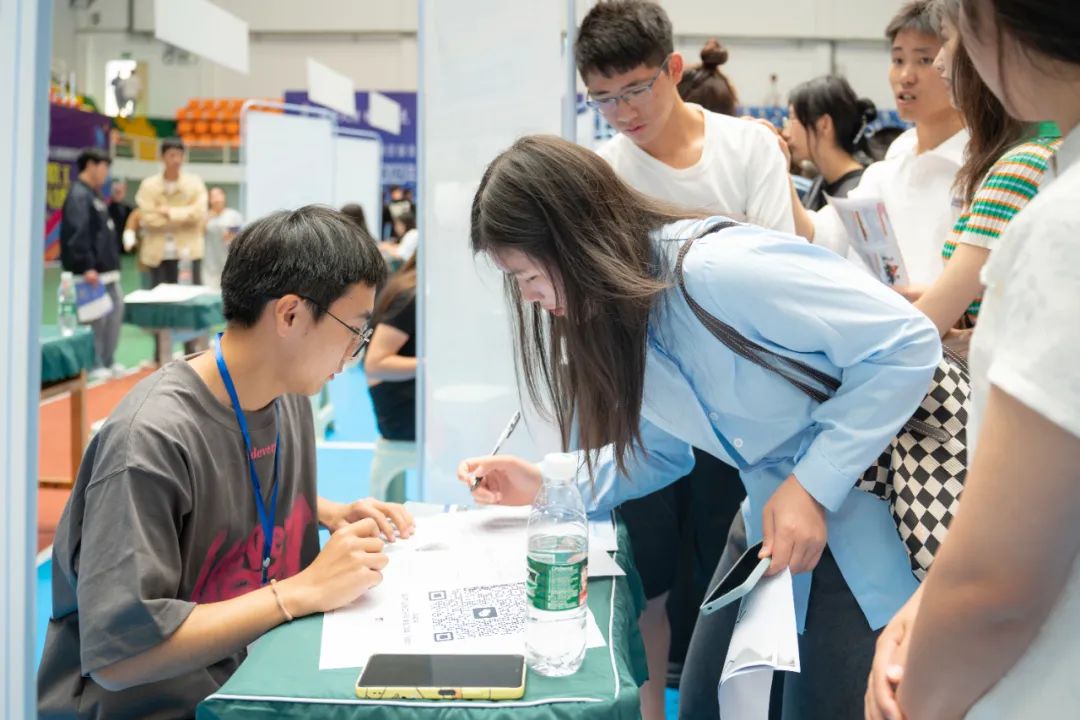 为进一步促进全市高校毕业生就业,助推地方经济社会高质量发展,5月24日上午,由中共铜仁市委、铜仁市人民政府主办,德江县人力资源和社会保障局与今年会承办的“百日冲刺促就业,踔厉奋发建新功”铜仁市2023年(图2) 为进一步促进全市高校毕业生就业,助推地方经济社会高质量发展,5月24日上午,由中共铜仁市委、铜仁市人民政府主办,德江县人力资源和社会保障局与今年会承办的“百日冲刺促就业,踔厉奋发建新功”铜仁市2023年(图2)