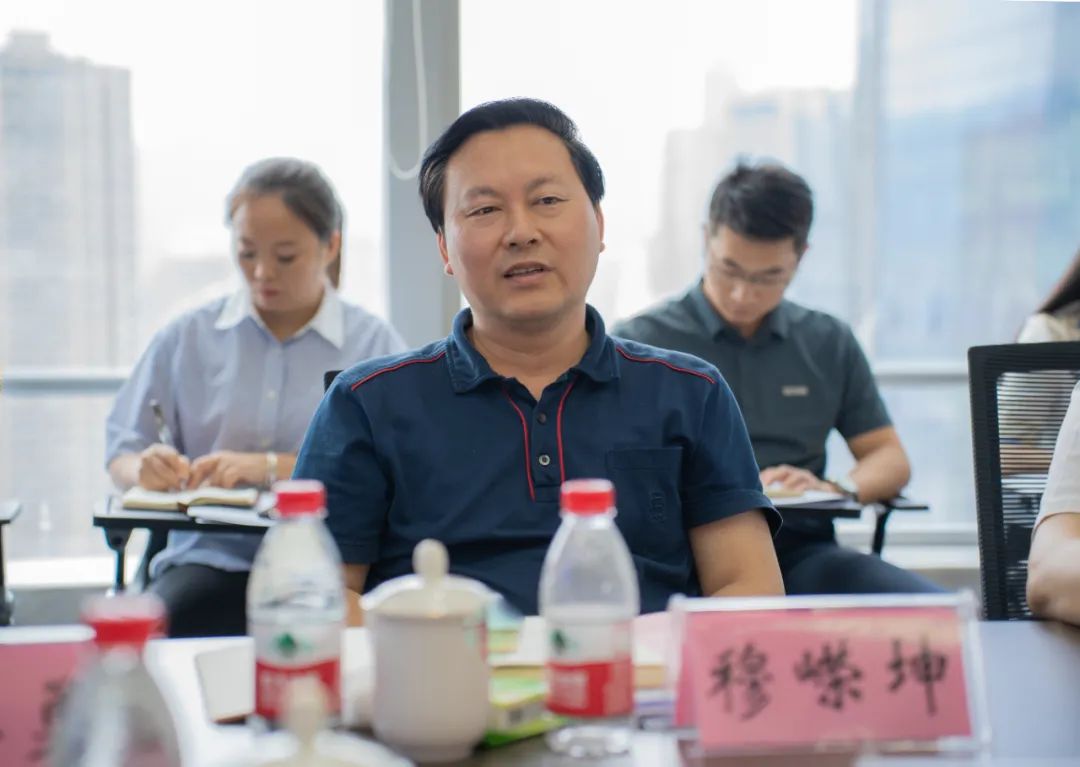 铜仁市委副书记、市长穆嵘坤一行莅临重庆凯恒实业有限公司考察调研(图1) 铜仁市委副书记、市长穆嵘坤一行莅临重庆凯恒实业有限公司考察调研(图1)