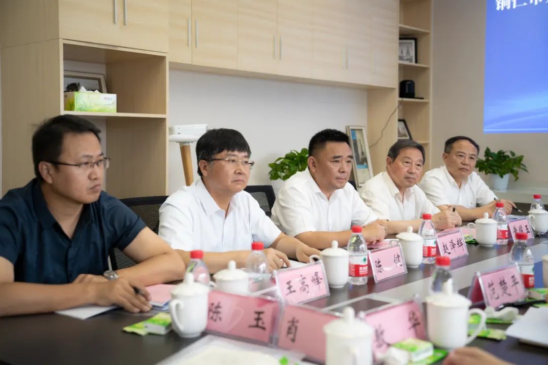 铜仁市委副书记、市长穆嵘坤一行莅临重庆凯恒实业有限公司考察调研(图2) 铜仁市委副书记、市长穆嵘坤一行莅临重庆凯恒实业有限公司考察调研(图2)