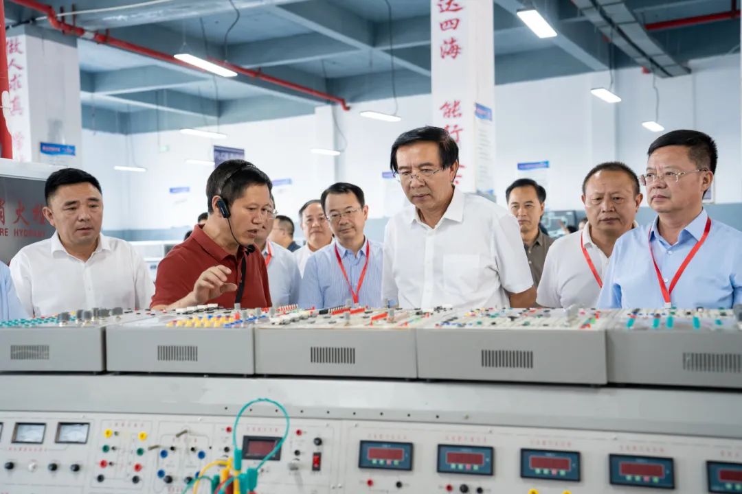 省十四届人大铜仁代表团代表到今年会jinnianhuicom集中视察调研(图1) 省十四届人大铜仁代表团代表到今年会jinnianhuicom集中视察调研(图1)