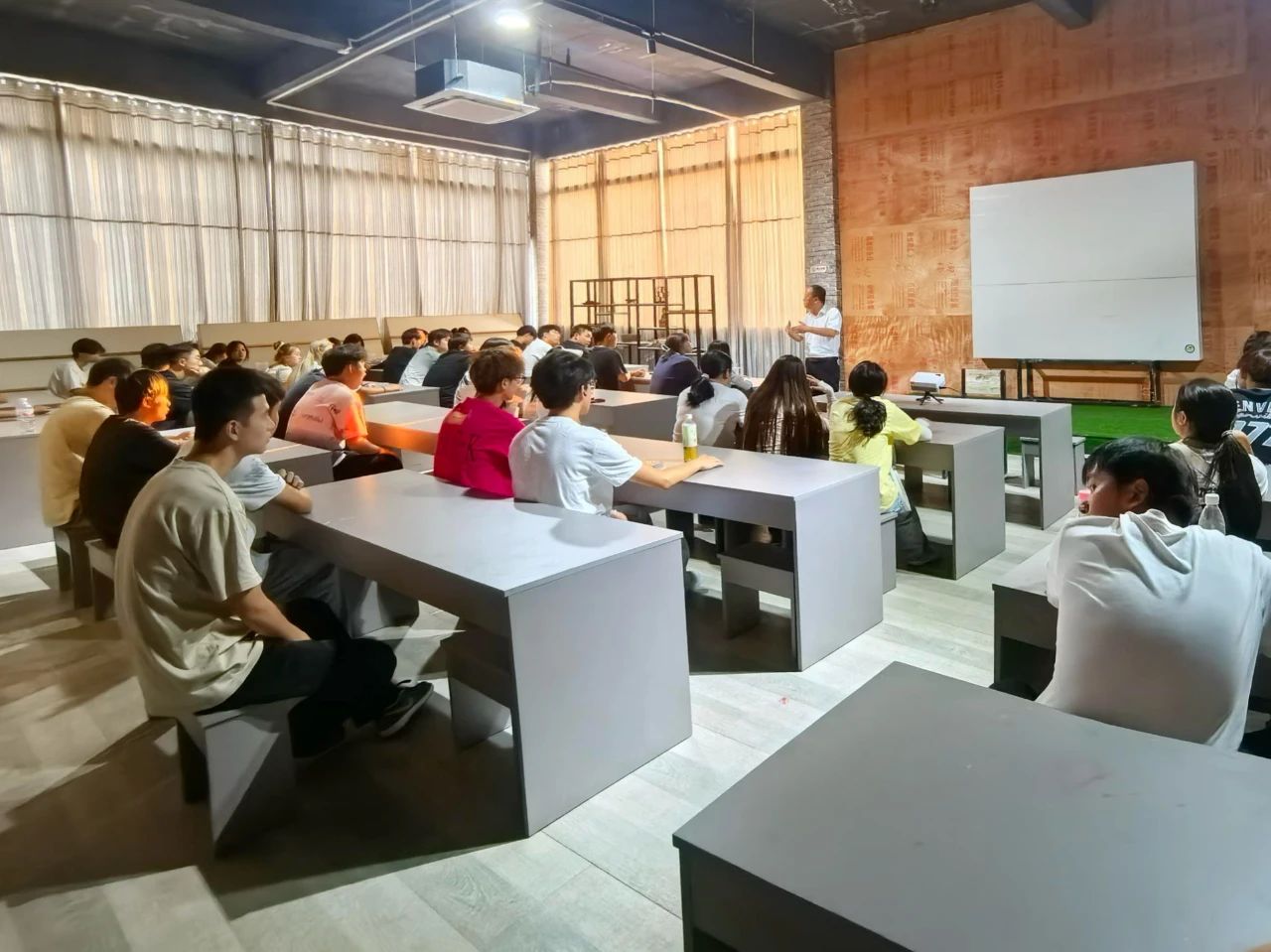 筑梦贵工校园 启航向未来(图1) 筑梦贵工校园 启航向未来(图1)