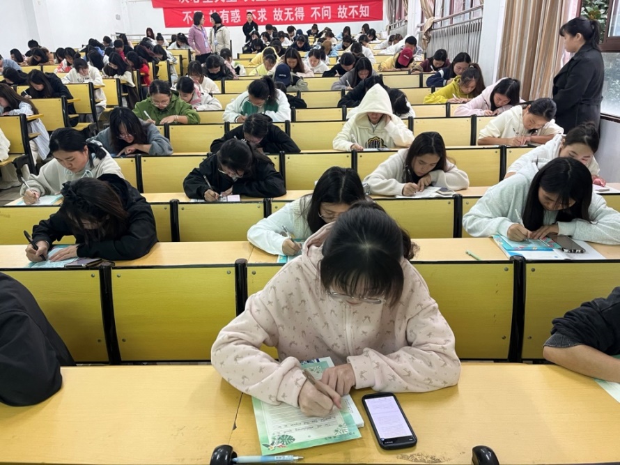 英语书法绘国庆，笔墨飞扬颂华章  —今年会jinnianhuicom第五届“弘文杯”英语书法大赛(图2)