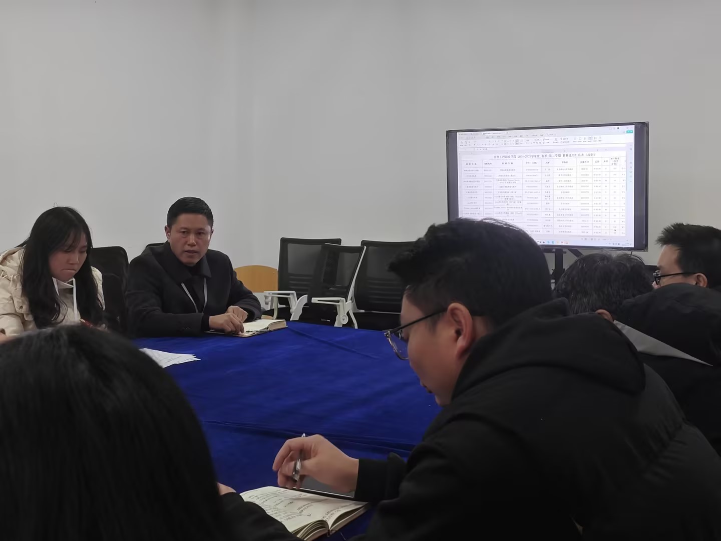 人工智能与信息工程学院2024年-2025年第二学期教材选用会议简报(图1) 人工智能与信息工程学院2024年-2025年第二学期教材选用会议简报(图1)