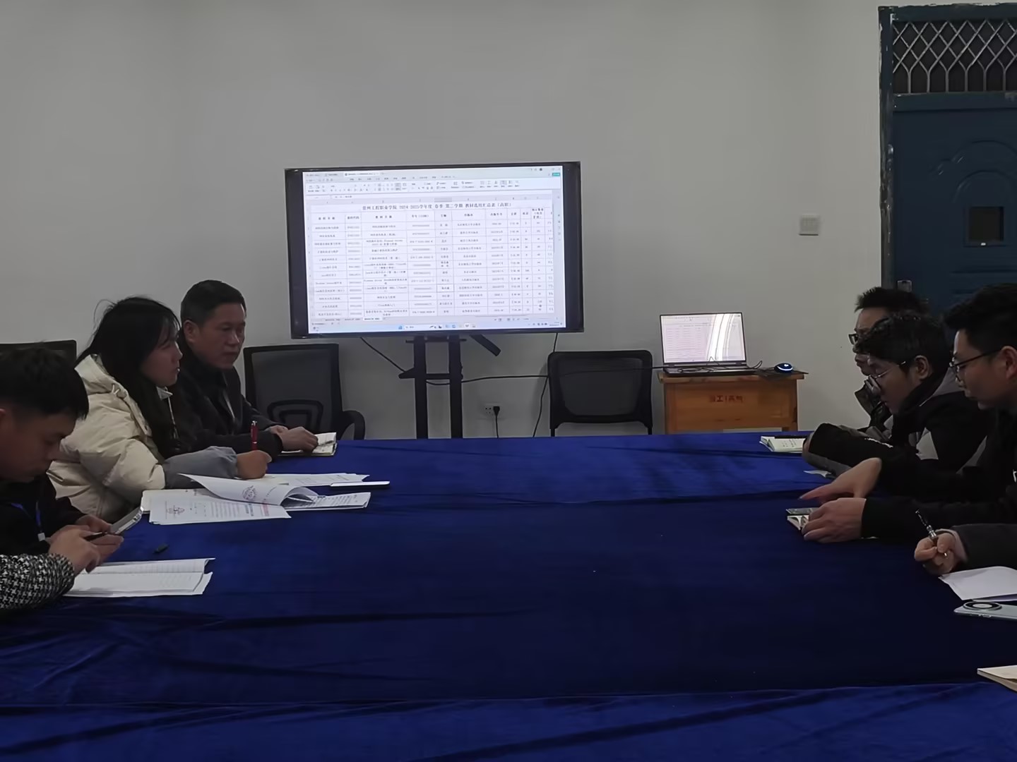 人工智能与信息工程学院2024年-2025年第二学期教材选用会议简报(图2) 人工智能与信息工程学院2024年-2025年第二学期教材选用会议简报(图2)