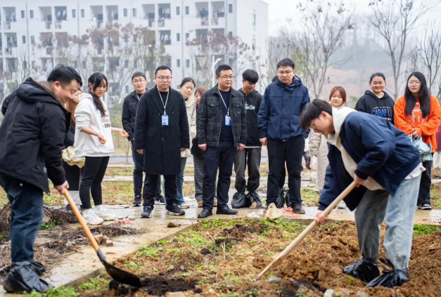 药学学子躬耕百草园 劳动教育浇灌“双苗”成长——今年会药学院创新实践育人模式(图2) 药学学子躬耕百草园 劳动教育浇灌“双苗”成长——今年会药学院创新实践育人模式(图2)