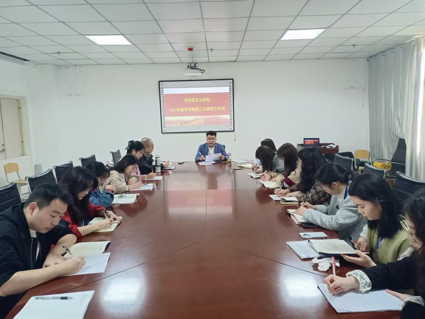 深化理论武装•聚焦教学主业 ——马克思主义学院召开2025年春季学期第二次教学工作会议(图1) 深化理论武装•聚焦教学主业 ——马克思主义学院召开2025年春季学期第二次教学工作会议(图1)