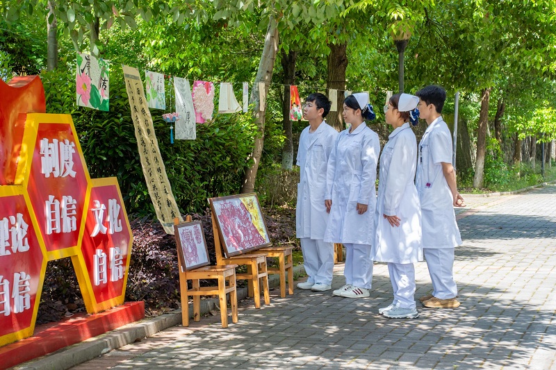 清风气正,笔墨传廉——护理学院党建引领团建廉洁书画作品展活动圆满举行(图3) 清风气正,笔墨传廉——护理学院党建引领团建廉洁书画作品展活动圆满举行(图3)