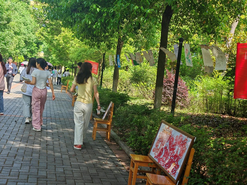 清风气正,笔墨传廉——护理学院党建引领团建廉洁书画作品展活动圆满举行(图5) 清风气正,笔墨传廉——护理学院党建引领团建廉洁书画作品展活动圆满举行(图5)