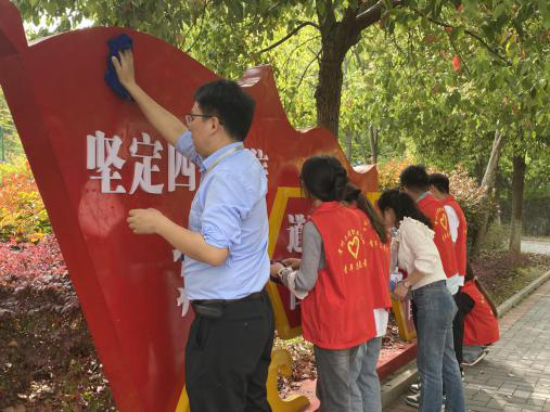 擦亮校园文化之窗：药学院团总支开展“本草清尘”志愿行动  深化“专业+思政+劳动”育人模式 (图1)