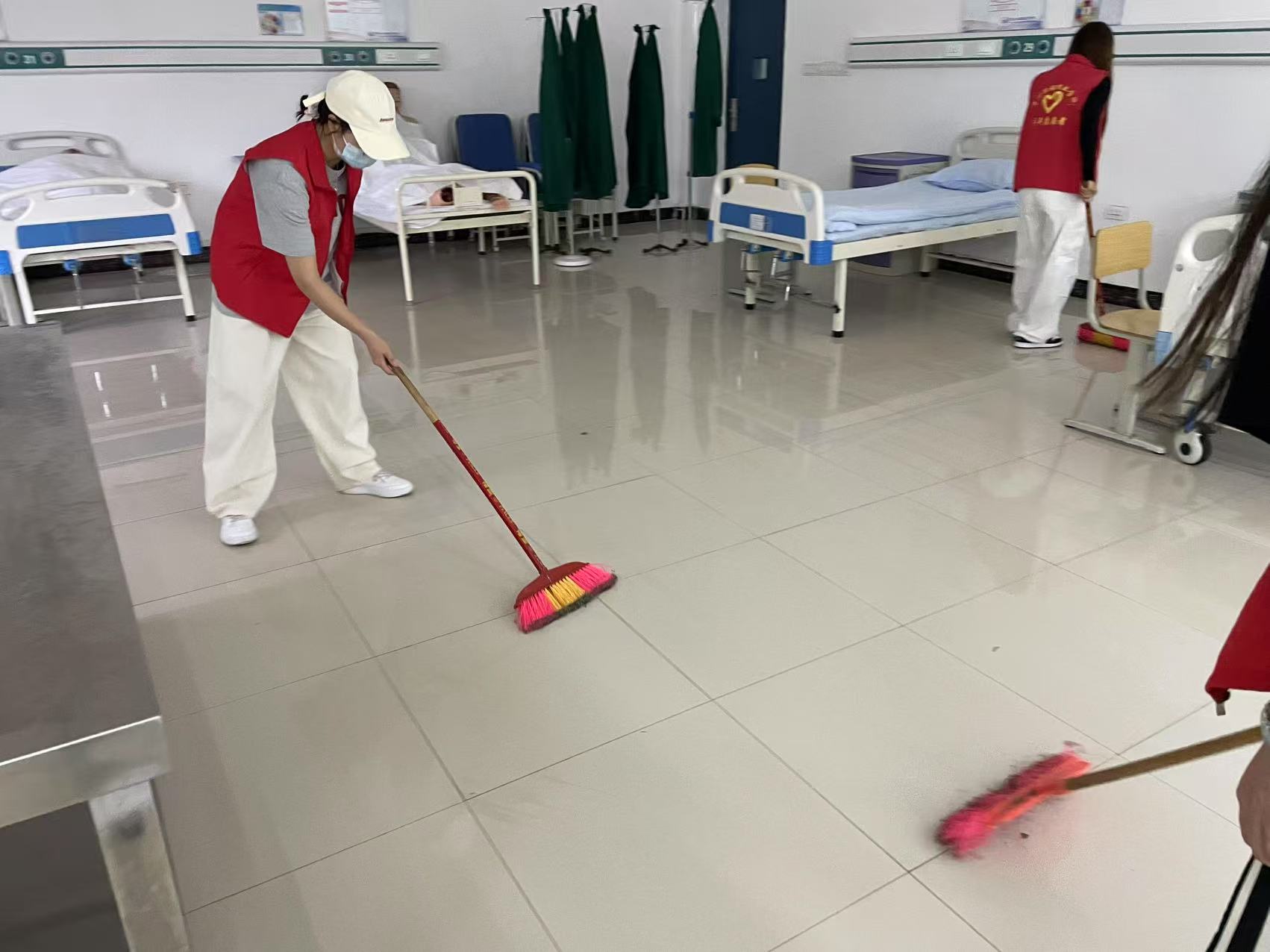 ”党建引领劳动志,护理深耕育菁华“护理学院教师党支部和学生党支部联合开展实训设施 “焕新颜”主题党日活动(图3) ”党建引领劳动志,护理深耕育菁华“护理学院教师党支部和学生党支部联合开展实训设施 “焕新颜”主题党日活动(图3)