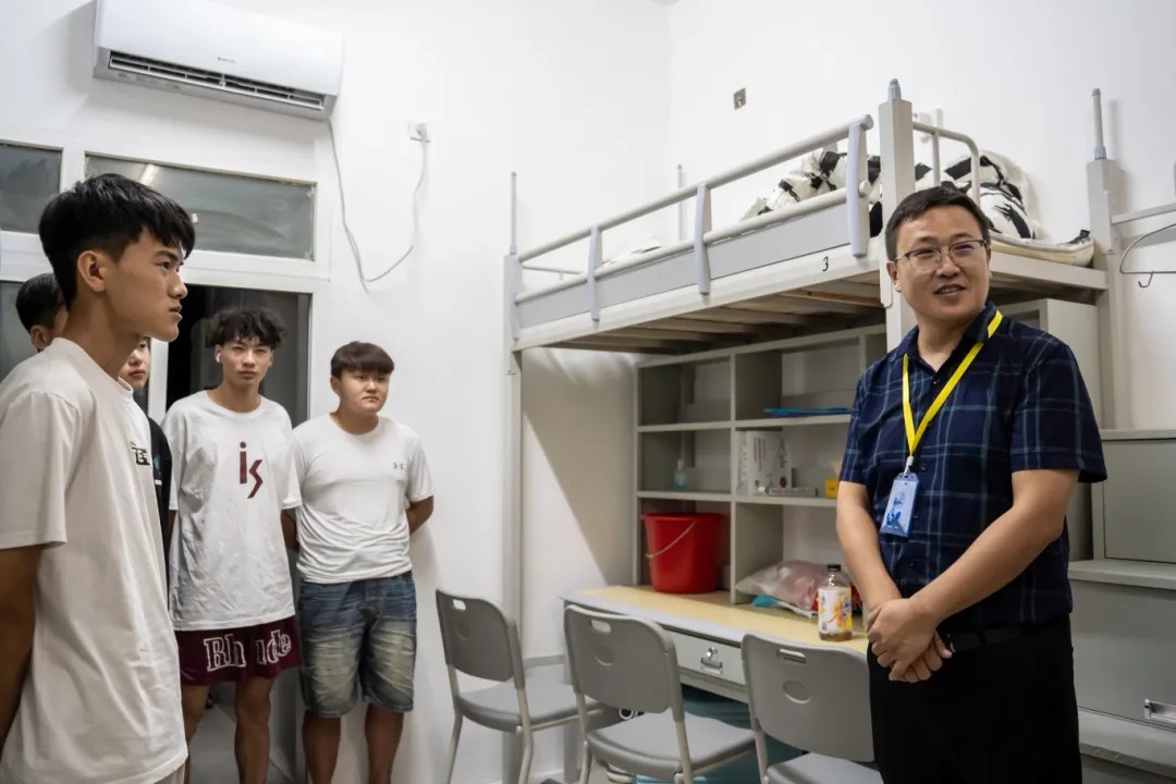 温情走访 寄语新生丨校领导暖心走访新生寝室(图2) 温情走访 寄语新生丨校领导暖心走访新生寝室(图2)