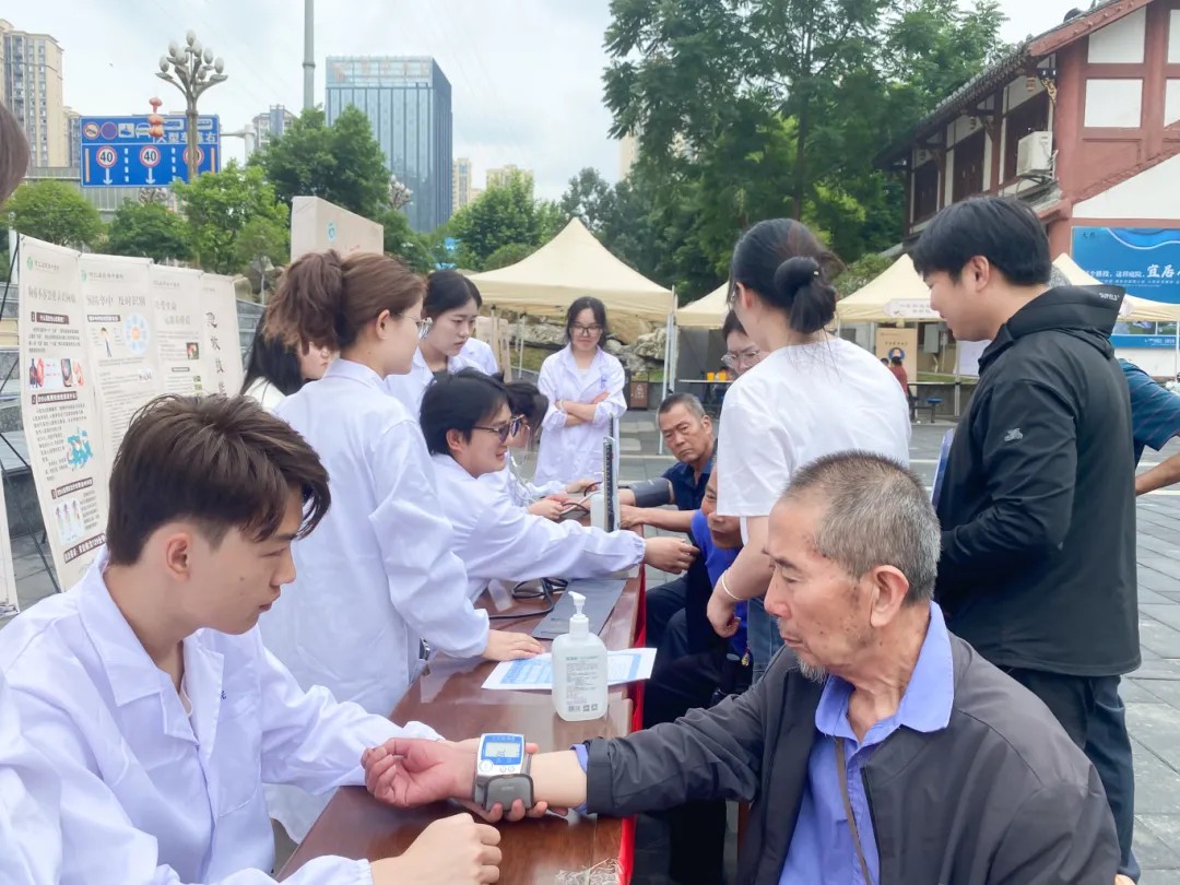 医教携手护健康 党群同心践初心丨今年会药学院开展公益健康服务行动(图1)
