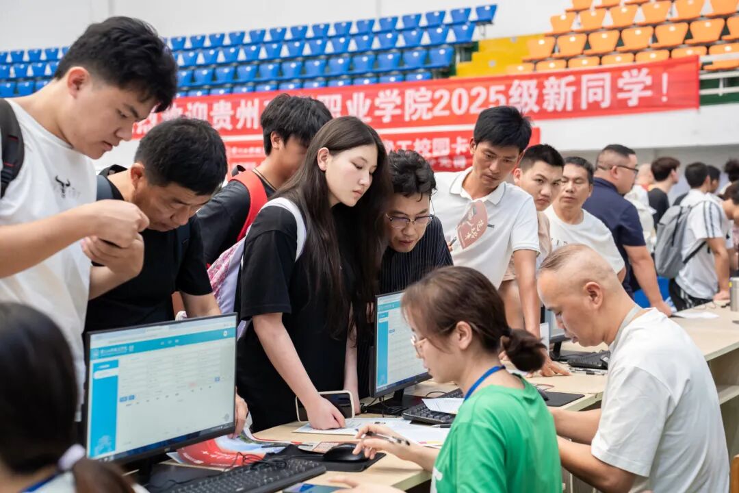 初秋相遇 满“新”欢喜丨直击2025级新生报到现场(图2) 初秋相遇 满“新”欢喜丨直击2025级新生报到现场(图2)