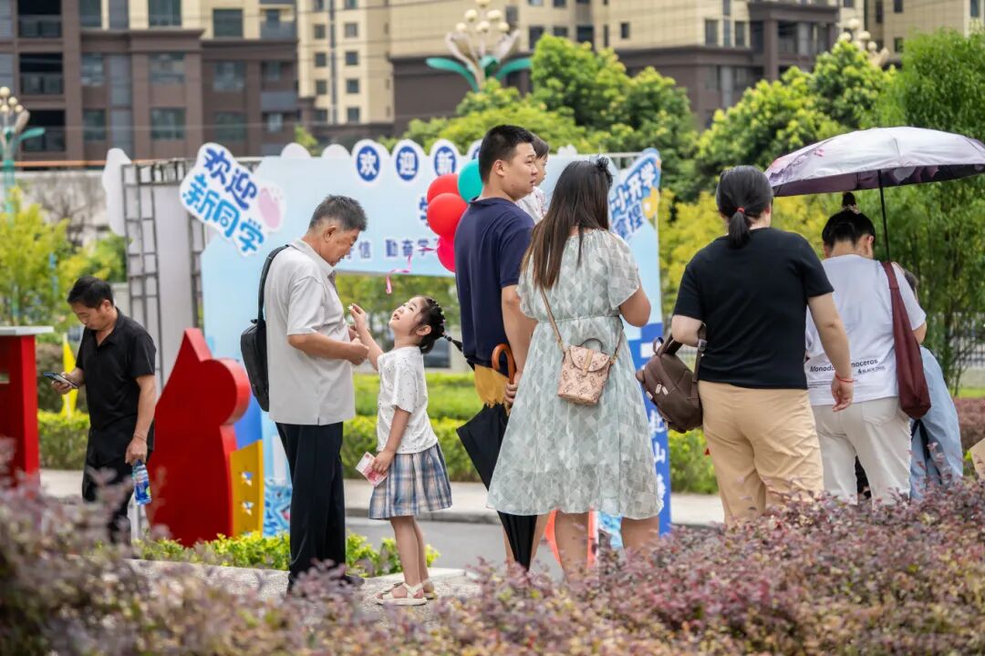 初秋相遇 满“新”欢喜丨直击2025级新生报到现场(图17) 初秋相遇 满“新”欢喜丨直击2025级新生报到现场(图17)