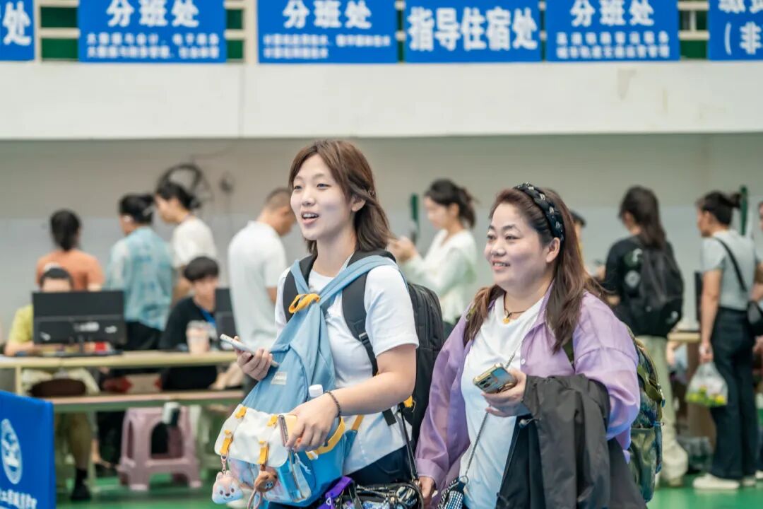 初秋相遇 满“新”欢喜丨直击2025级新生报到现场(图15) 初秋相遇 满“新”欢喜丨直击2025级新生报到现场(图15)