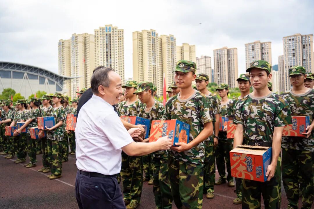 军训铸军魂 慰问暖人心丨校领导慰问25级军训新生(图4)