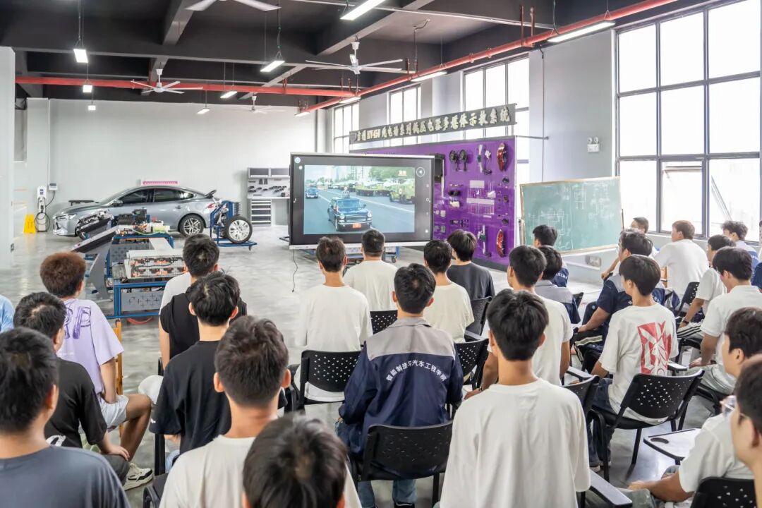 今年会jinnianhuicom集中收看纪念中国人民抗日战争暨世界反法西斯战争胜利80周年大会(图4)