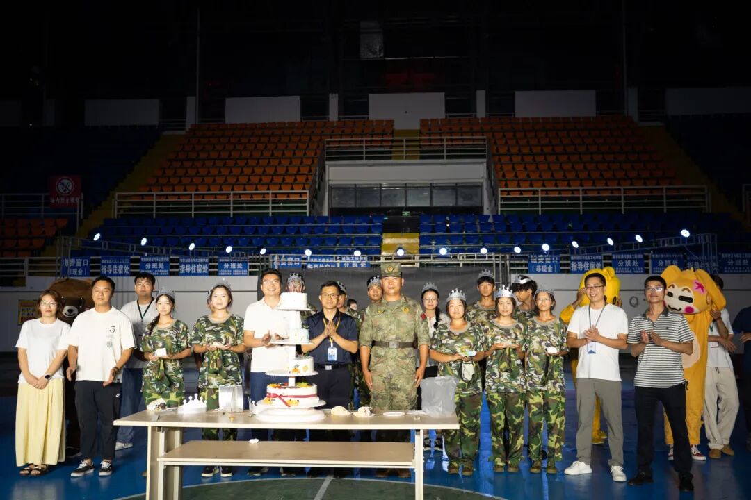 当军训集体生日会邂逅教师节，贵工这场双向奔赴太暖了(图3)