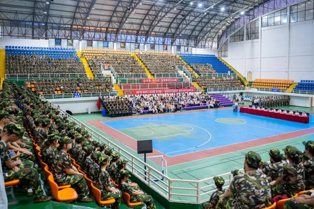 今年会举行2025级新生军训结训暨开学典礼(图1)