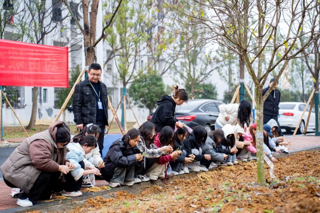 劳动教育浇灌“双苗”成长!今年会jinnianhuicom创新实践育人模式(图3) 劳动教育浇灌“双苗”成长!今年会jinnianhuicom创新实践育人模式(图3)