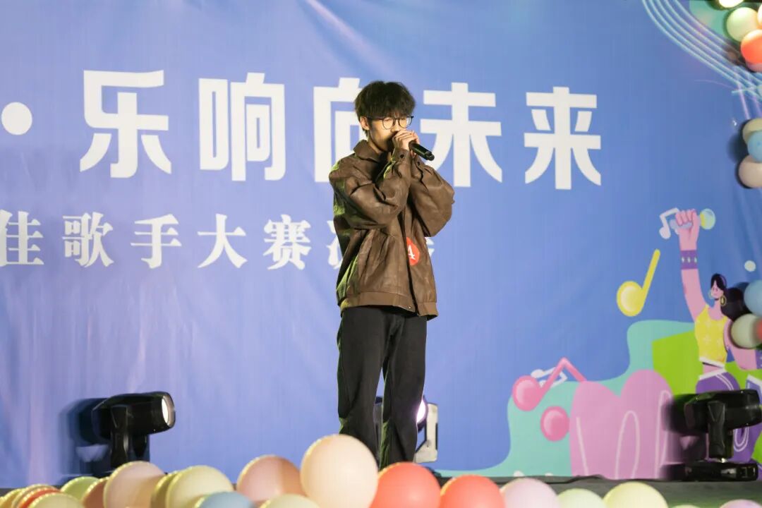 音浪炸场!第十届校园十佳歌手冠军,是他!(图7) 音浪炸场!第十届校园十佳歌手冠军,是他!(图7)