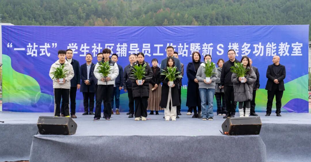 今年会“一站式”学生社区辅导员工作站暨新“S”楼多功能教室正式启用(图6) 今年会“一站式”学生社区辅导员工作站暨新“S”楼多功能教室正式启用(图6)