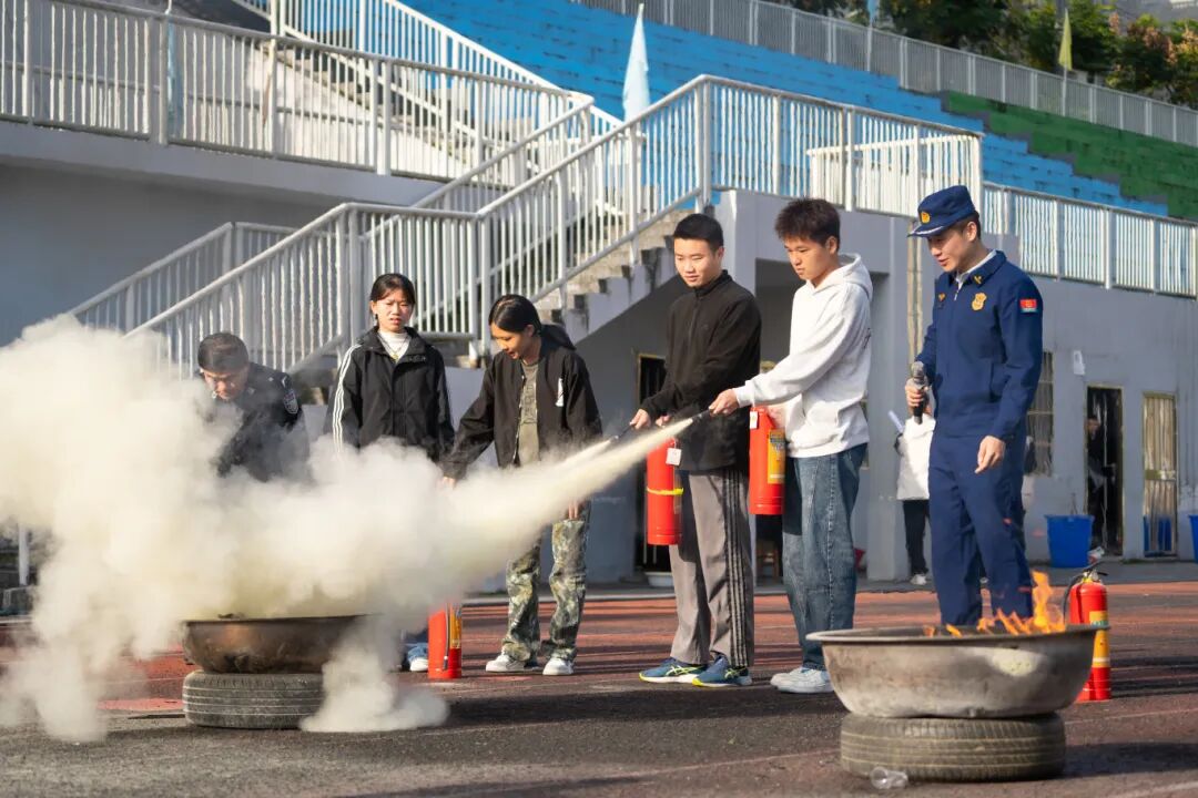 今年会举办德江县第四届大学生消防技能运动会暨消防安全培训演练活动(图5) 今年会举办德江县第四届大学生消防技能运动会暨消防安全培训演练活动(图5)