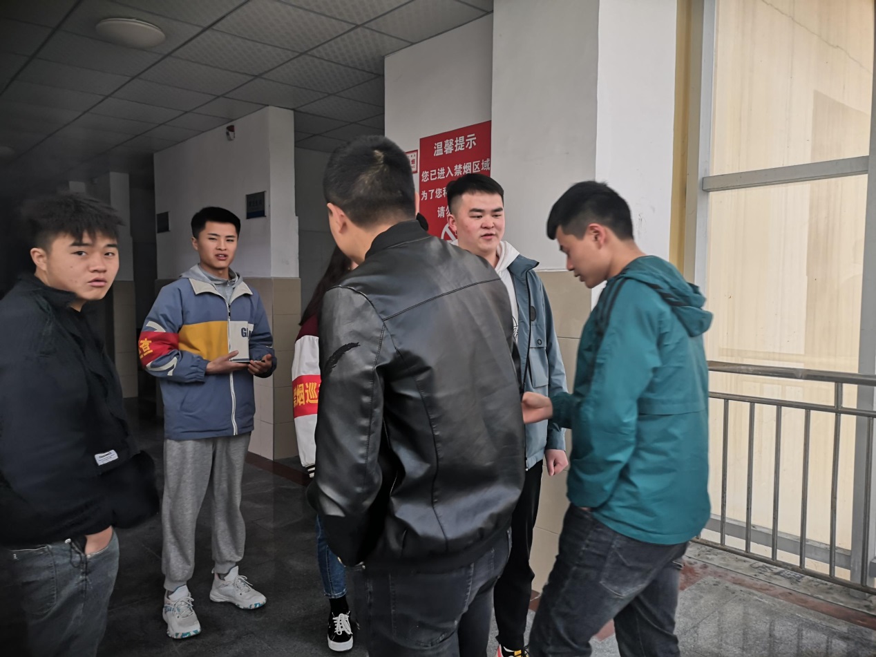 大数据与信息技术学院开启禁烟巡查(图2) 大数据与信息技术学院开启禁烟巡查(图2)