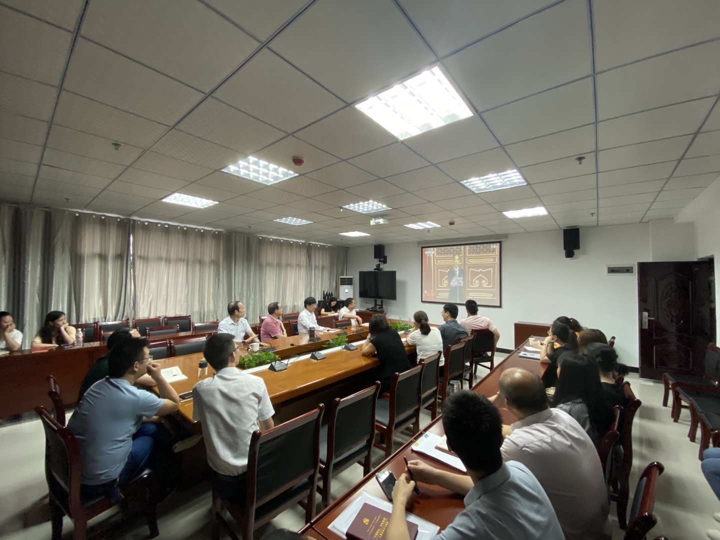 今年会jinnianhuicom组织教职工收看并热议庆祝中国共产党成立100周年大会(图1)